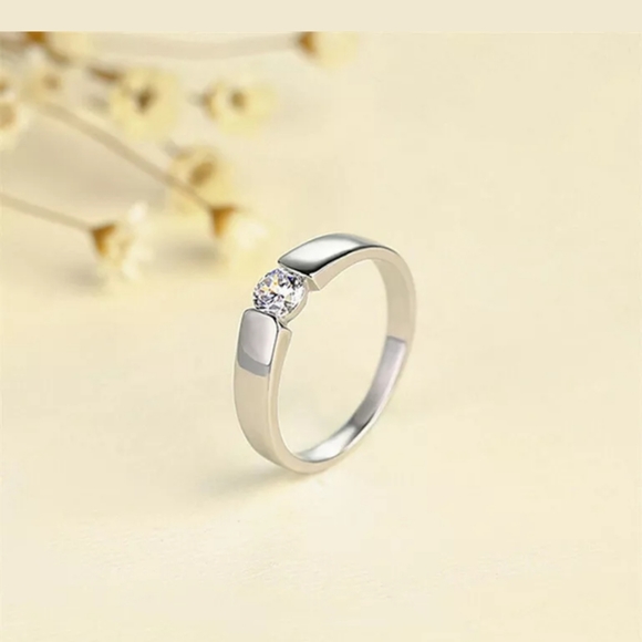 ❤️Woman's White sapphire band ring❤️ - Picture 5 of 9